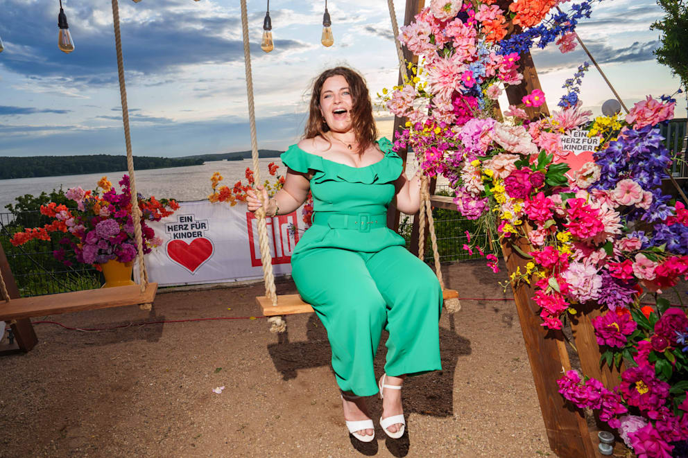 „Bergdoktor“-Star Ronja Forcher über Baby-Pläne : „Wir hätten genug Liebe für einen dritten Menschen“