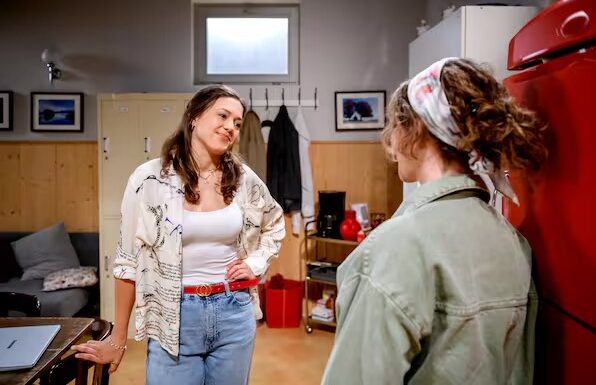 Henry und Maxi gehen mit Vincent und Fanny zum Müllsammeln. Maxi ist sehr gerührt, dass Henry so engagiert bei ihrem Projekt mitmacht.