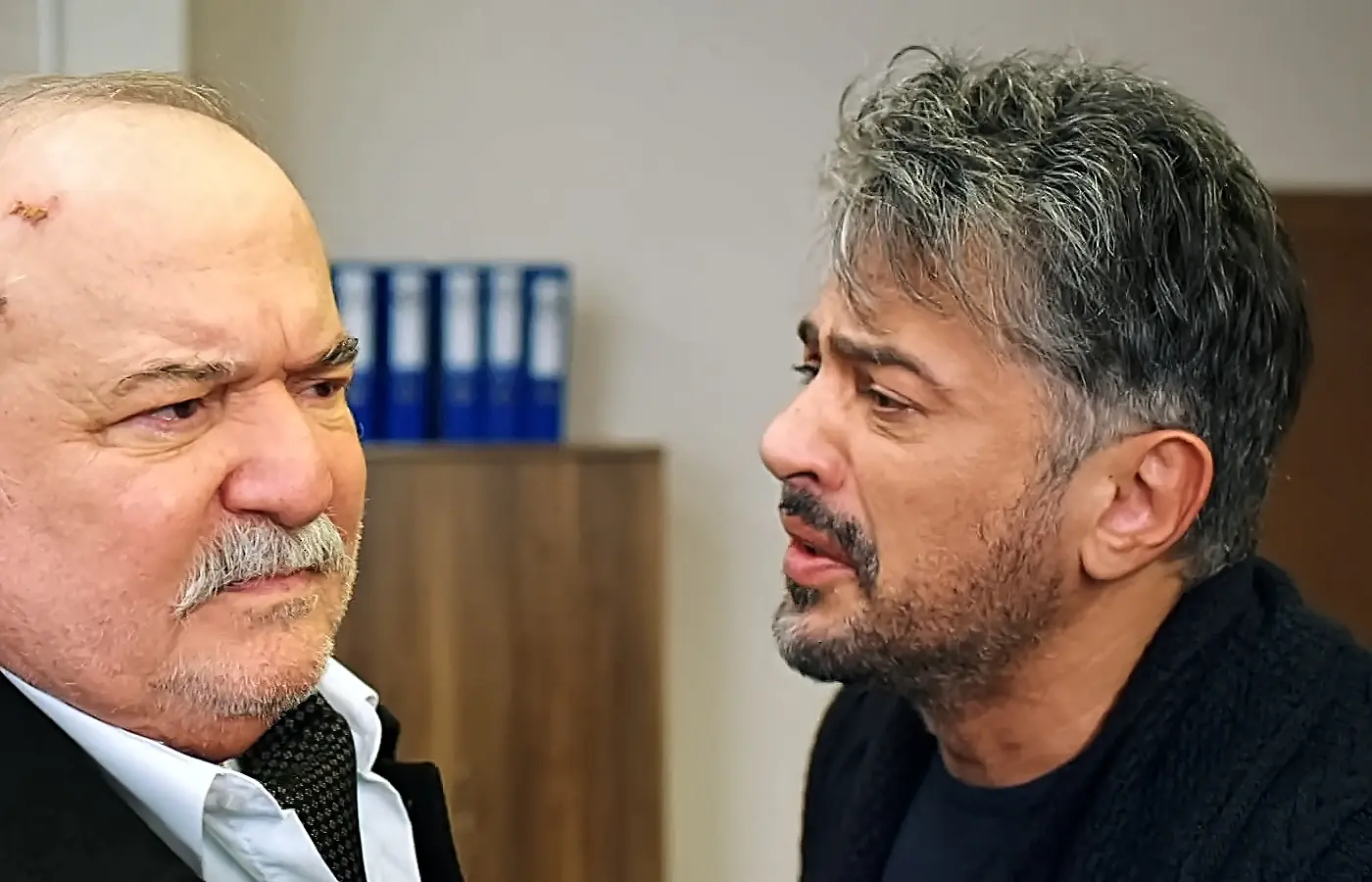 Ferit se humilla para salvar a Orhan y a Pelin le crecen los enanos tras la reaparición de Serter. Resumen del episodio 56 de “Una nueva vida”, la serie turca de Antena 3 para las noches dominicales.