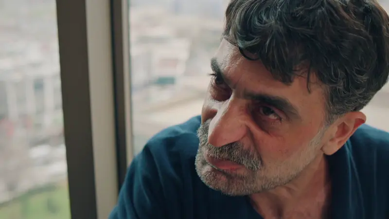 Halis le da una dura lección a Orhan tras abandonarlo a su suerte: “Espero que la cárcel te convierta en un hombre”