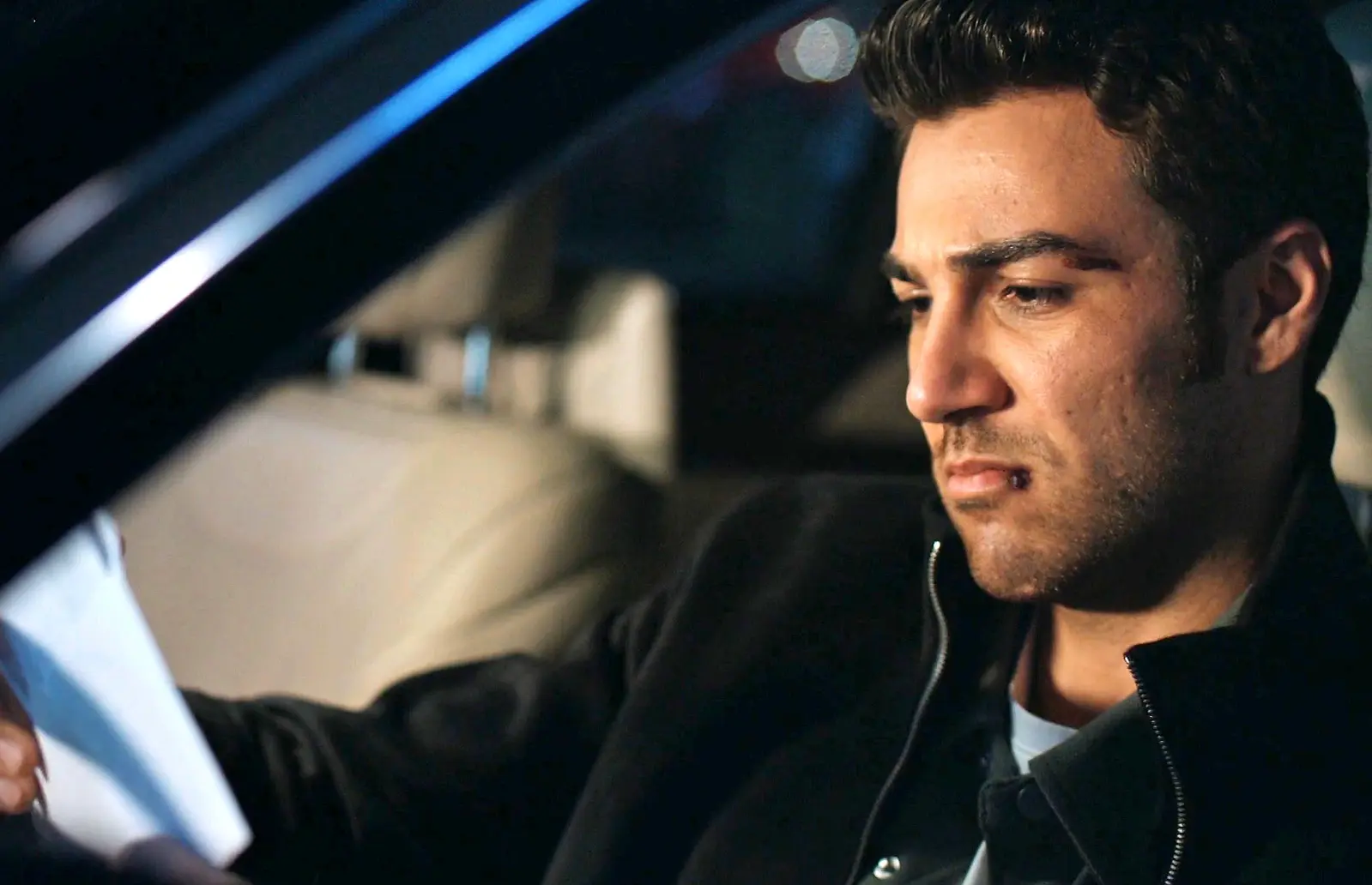 Una nueva vida: Posteriormente, Serter es el primero en abrir el sobre con el resultado de los laboratorios: el vínculo entre él y el bebé recién fallecido es innegable.