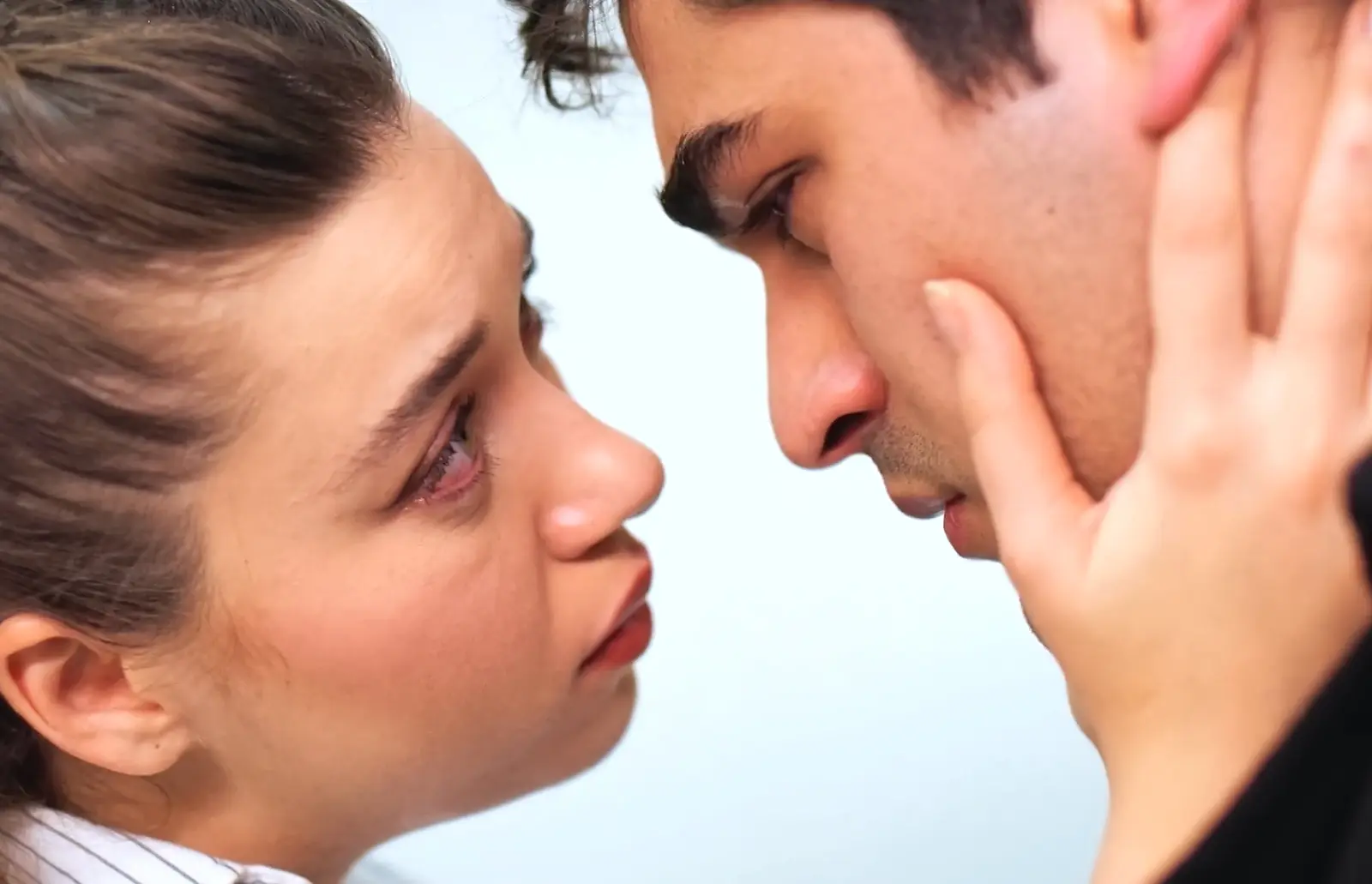 Una nueva vida: En el hospital, Akin destaca la entereza de Seyran, constantemente pendiente de los demás, incluso cuando se trata de su exmarido y el hijo de su antigua amante.