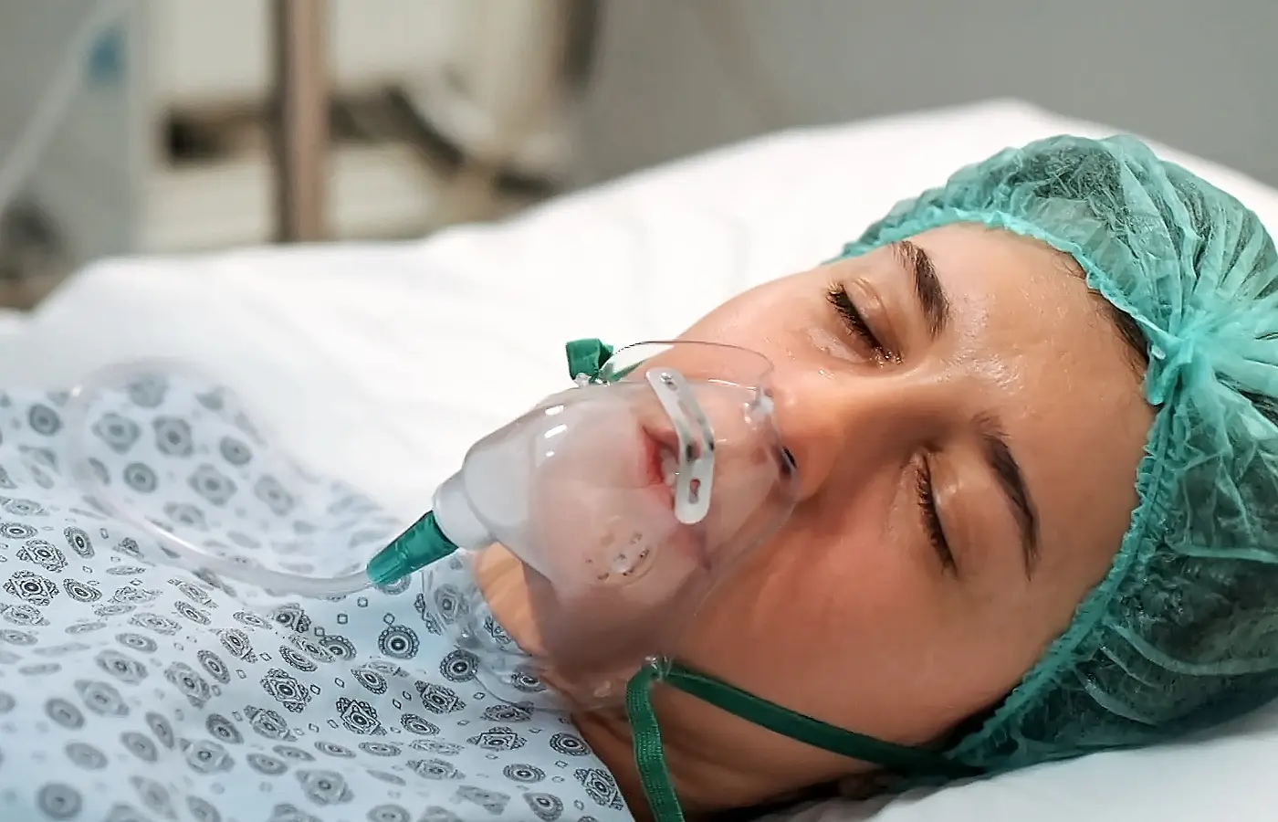 Una nueva vida: Cuando se planta ante él, el tío de Pelin le anuncia con la voz quebrada que su sobrina ha recobrado la consciencia y está delirando, advirtiéndole que eso podría ser la señal de un desenlace inminente.