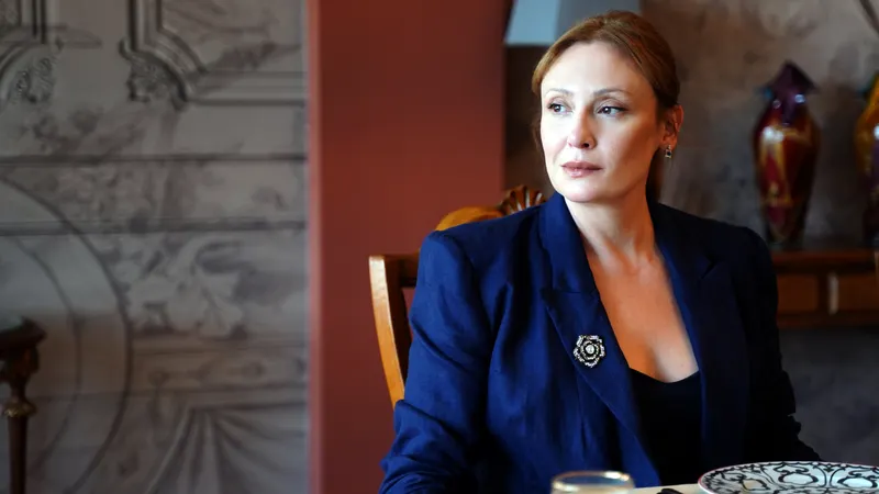 En Una nueva vida, el destino de los Korhan y los Sanli se cruzan debido a un matrimonio obligado.