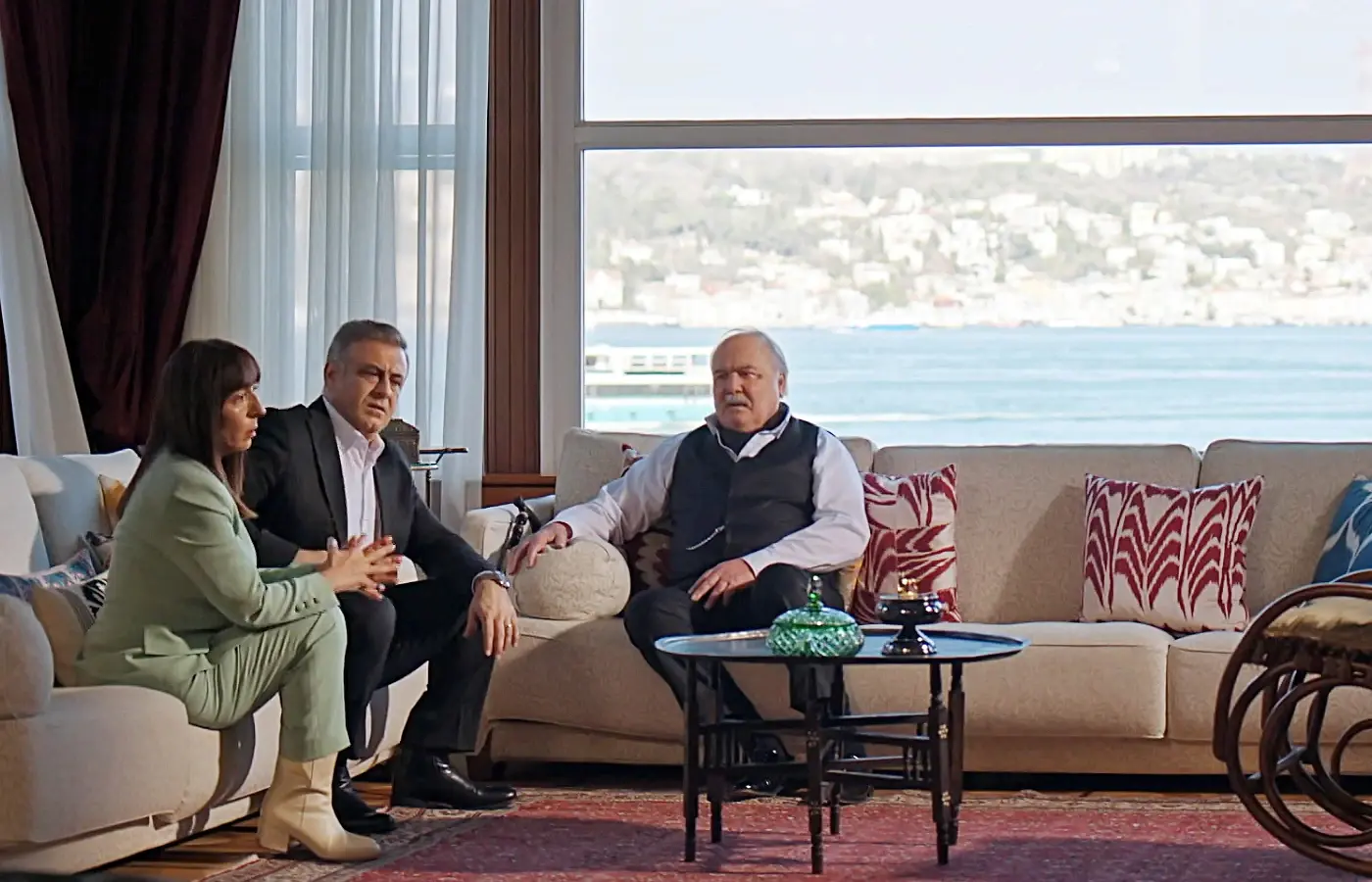 Seyran vio a Nevra y Ferit en la cafetería del hospital y mandó espiar a la chica, que ofreció a su nueva conquista el dinero del chantaje.