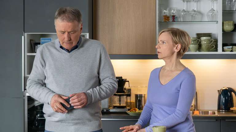 Zusammenbruch bei „In aller Freundschaft“: Roland Heilmann befürchtet Probleme mit Jakobs Herz