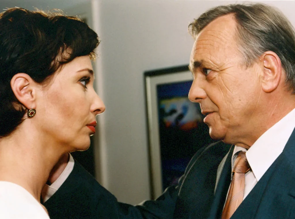 Sarah Marquardt spielt mit dem Feuer – Simoni & Christine Stein zwischen Macht, Liebe und einem fast tödlichen Geheimnis!